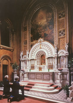 Laickí dobrovoľníci adorujú Krista v Eucharistii